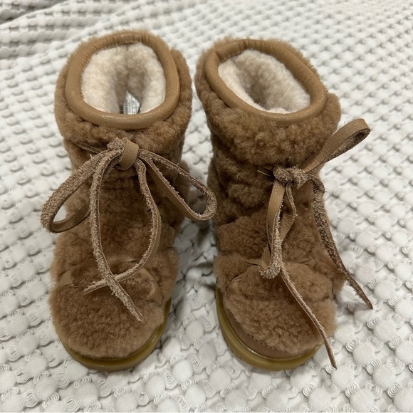 Donsje Cassia Boots, Tan Curly Sheep Wool, Baby size 7 / UK 23, Snow boots - Picture 1 of 6